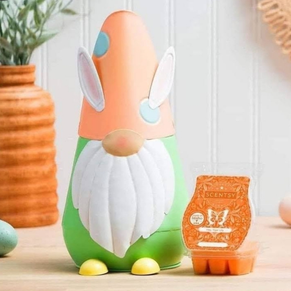 New in box Scentsy Easter Gnome wax warmer